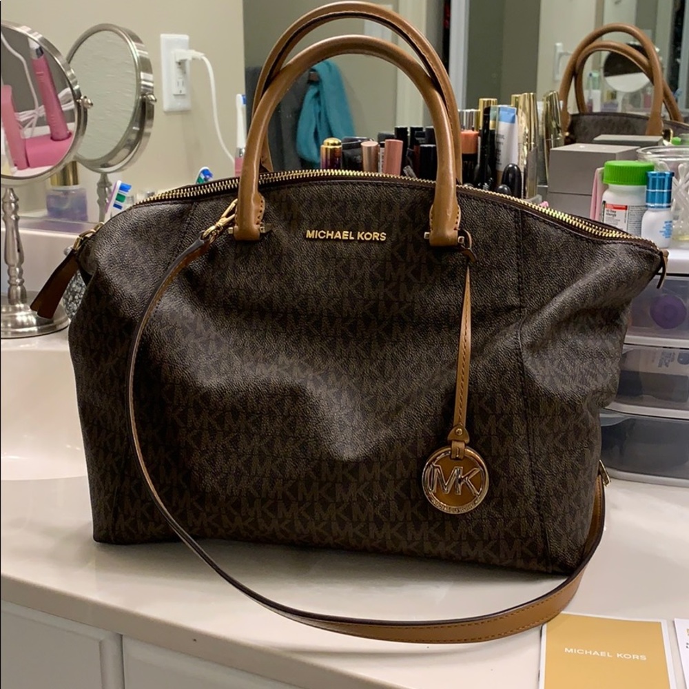 Like new Michael Kors Riley (large) crossbody bag
